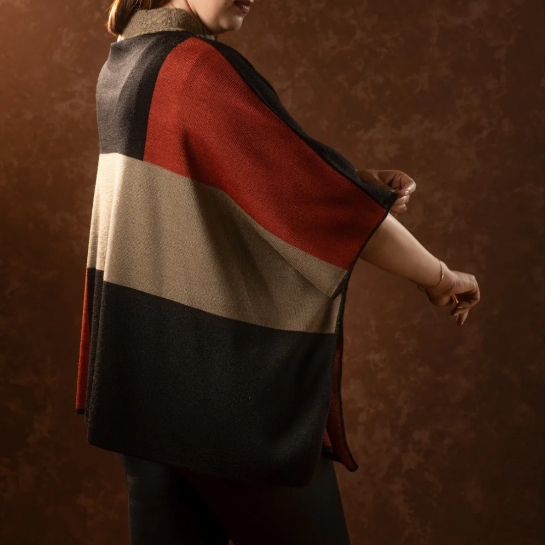 PONCHO-OMEGA-TERRACOTA-NEGRO-2